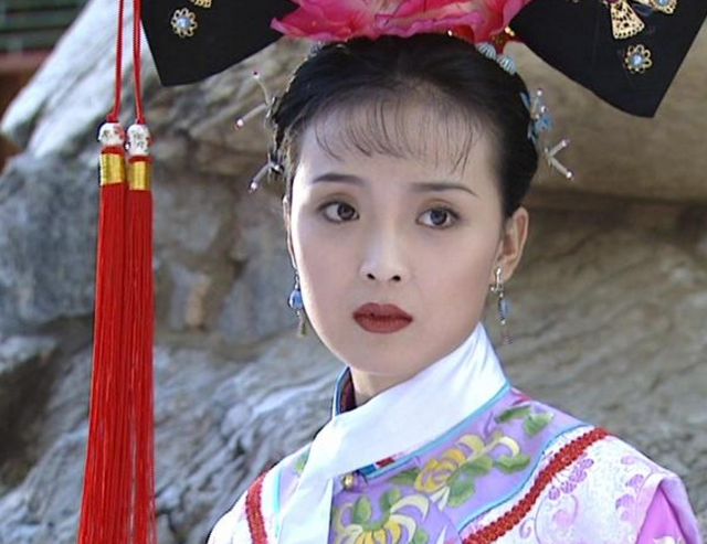 还记得《还珠格格》的丫鬟彩霞吗?如今却成了一位女富豪?