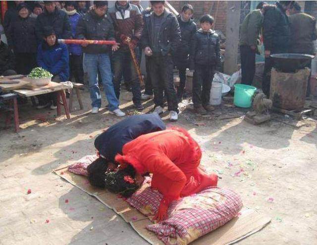 农村婚礼上新娘一脸不开心仔细一看后却让人哭笑不得