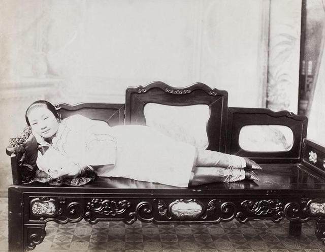 晚清女子众相生:有人戴枷锁