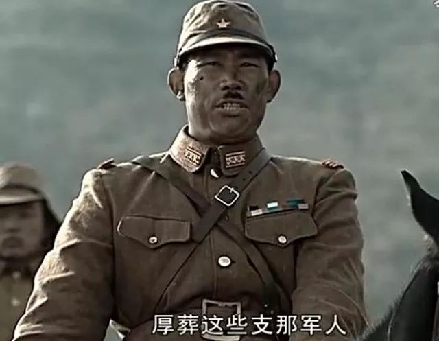 影视剧中的日本鬼子,为什么都在鼻子下留一撮方形小胡子?