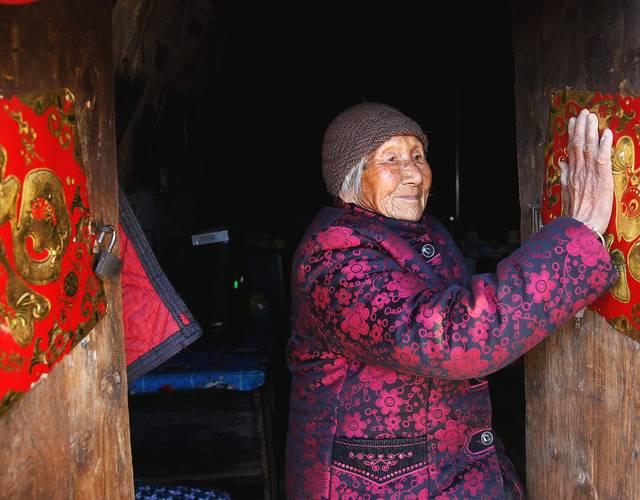 山西农村107岁老奶奶独自在土窑洞里过春节