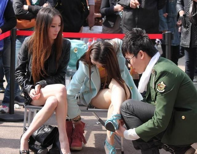 街拍:两位职场时尚长腿美女 街头被男子换掉高跟鞋!