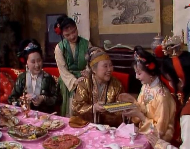 正文  在小说《红楼梦》中描述了许多场生日宴会,其中有一次是薛宝钗