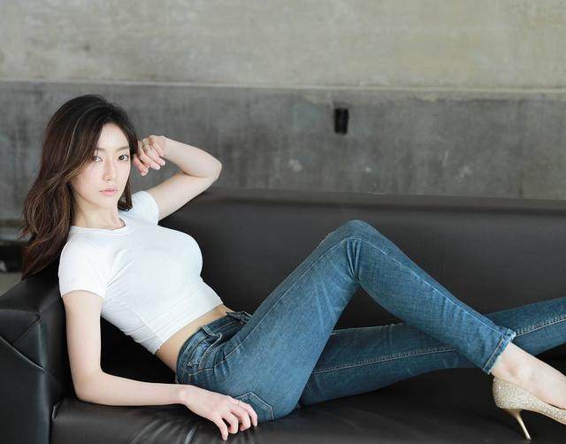 牛仔裤轻松修饰身材,减龄同时又凸显大长腿,受到女孩们的热捧