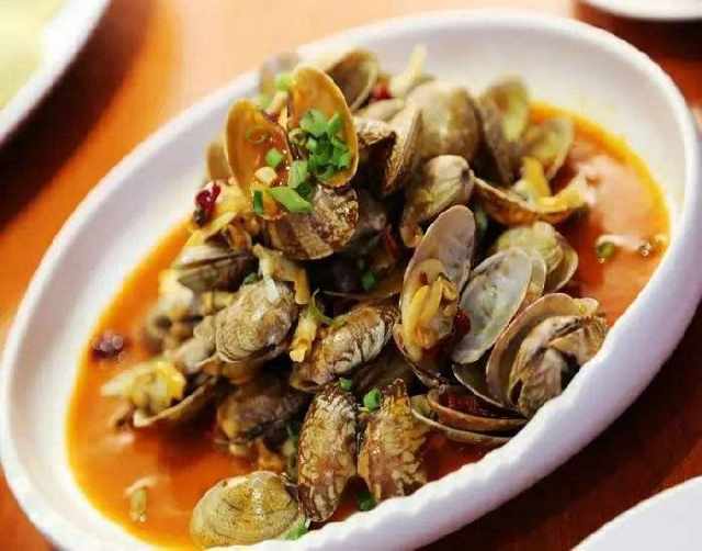 将猪耳条倒入酱料中,然后加入蒜茸,葱丝,白糖,酱油,醋,芝麻,盐,味精等