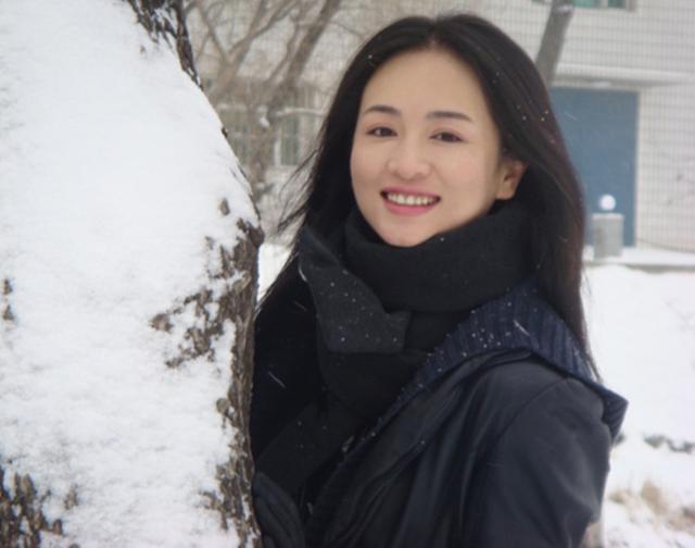 曾因出演古装剧成名的她一部戏火了10年因嫁进豪门退出荧屏