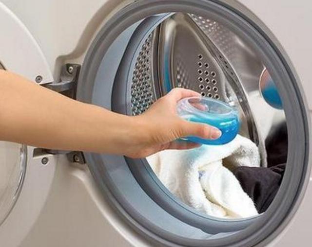 妈妈洗衣服直接倒洗衣液? 难怪衣服洗不干净, 很多人都用错了