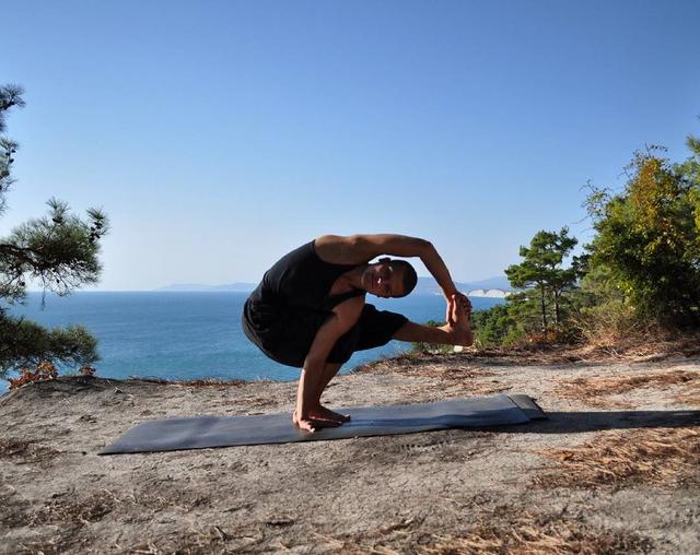 男士练瑜伽,帅的像芳心纵火犯!|瑜伽|体式|男士_新浪新闻