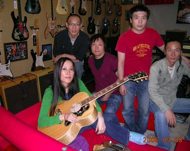 花了好几年的时间才养好情伤,也是在这之后,她遇到了真命天子张永光