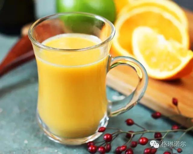 6将破壁机接通电源,选择果蔬功能并开启,程序完成倒出果汁,半小时内