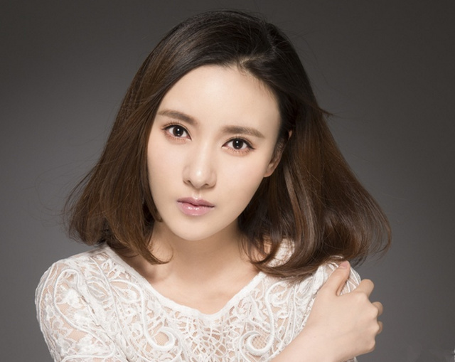 红罗饰演者杨祖青,阴差阳错进入了演艺圈,出演作品《黛玉传》《邻居也