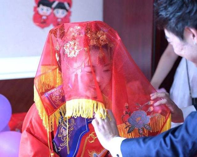 婚礼上新郎春光满面掀开新娘的盖头那一刻瞬间傻眼