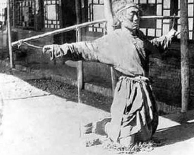 第五张:犯人带着脚枷跪在钉板上,还被暴晒三天,简直太残忍了!