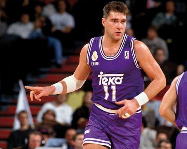 正文                  从小就有着惊人般身高的萨博尼斯   13岁时