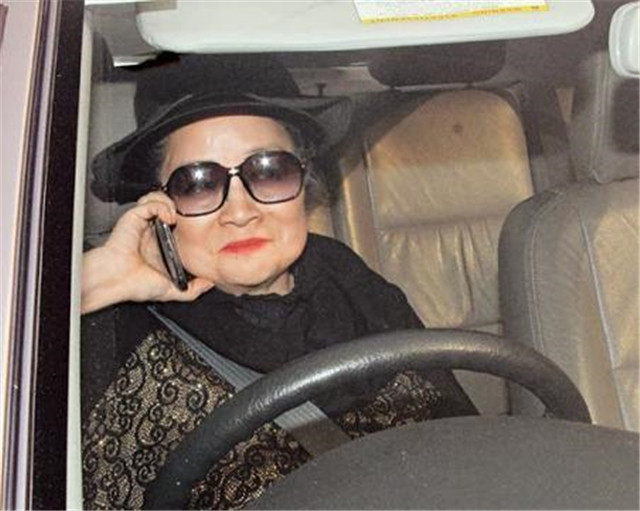 她让春晚破例,连刘德华都跪拜,今68岁开上豪车,受人敬仰!