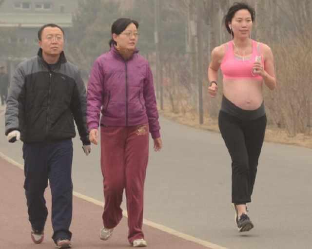 孕妈跑步的身影惊呆路上慢走的行人……怀孕8个月还坚持长跑!
