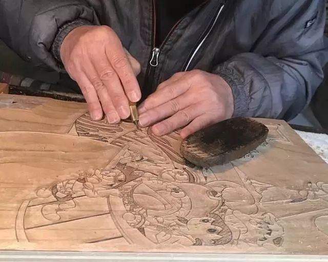 这批版画由雕刻师与木版摺师这些江户木版画的传统工艺师共同制作,将