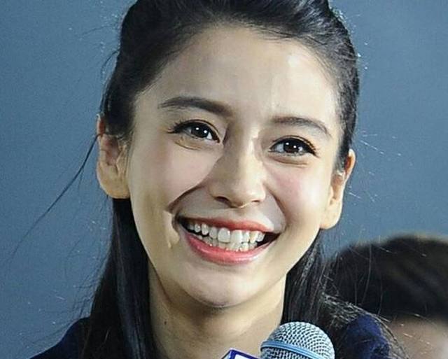 这些明星的化妆师真不敬业,baby皱纹没遮好,蔡依林假睫毛戳眼