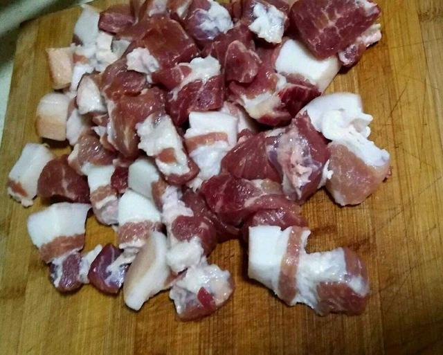 1斤五花肉5个鸡蛋,红烧肉这样做入味多汁又酥烂,孩子一口一块