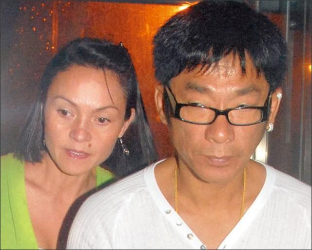 结婚之前,戴莎莉有一位姚姓前夫,生下长女戴碧芝,女儿选择跟妈妈姓戴