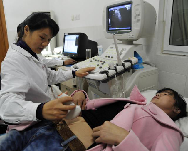 19岁怀孕9个月被迫早产,医生剖开肚子后直冒冷汗