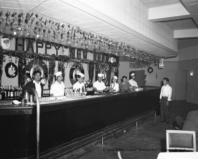 老照片:60年前专替美军服务的招待所,女服务员都穿制服涂口红