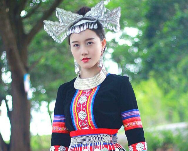 去泰国游玩惊喜遇到苗寨,美女太多进来不想走!