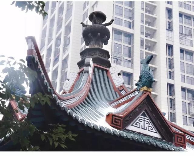 就连街道旁的店铺都与众不同,店名饱含古韵,"博艺斋","望亭楼".