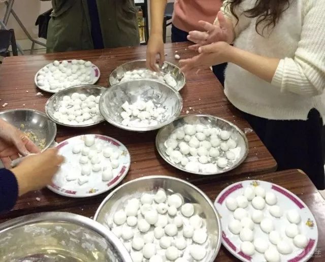 些地方会准备汤圆过年的时候家里来了客人也可以吃包好的饺子冻上储备