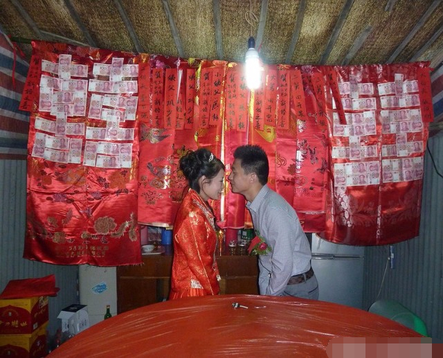男女新婚,家里装饰都是百元大钞拼成的"喜"字土豪的婚礼