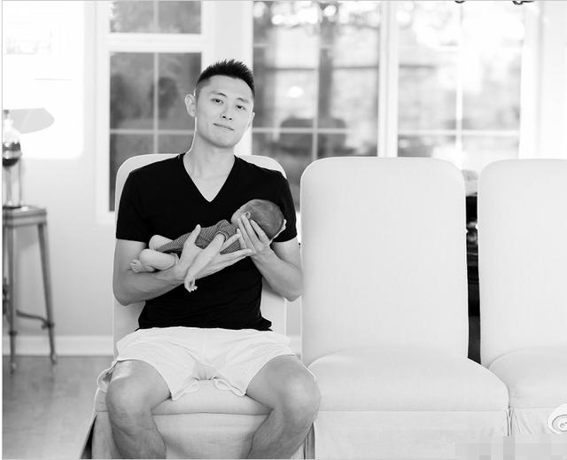 30岁辣妈张嘉倪晒幸福, 在老公面前小鸟依人, 老公抱起儿子太温馨