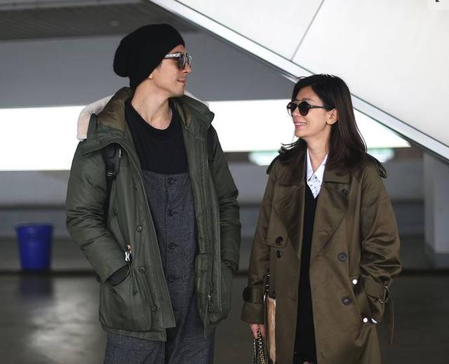 贾静雯和修杰楷穿情侣装很是恩爱,两人戴着墨镜甜蜜对视爱意满满