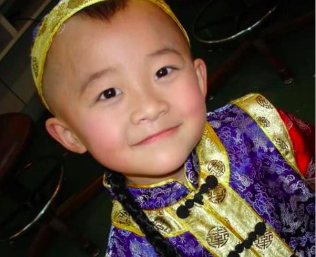 他当年超火,不仅出演还珠格格还上春晚,如今二十多岁像十二岁!