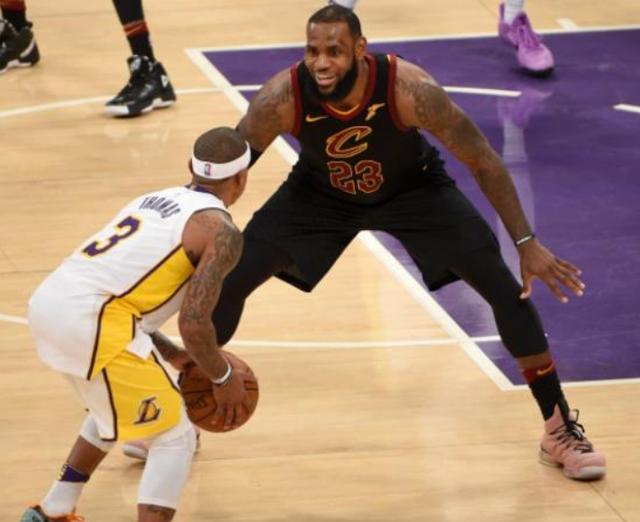 詹姆斯防守小托马斯和科比露出同样蜜汁微笑网友的脑洞笑出声