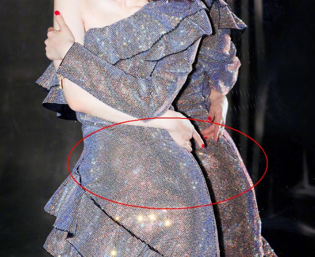 杨幂最近伙食不错啊,精修图都挡不住圆鼓鼓的肚子!