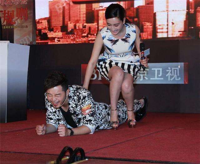 坐在沙溢身上玩嗨了, 称有洁癖的马苏原来这样, 网友: 胡可要当心