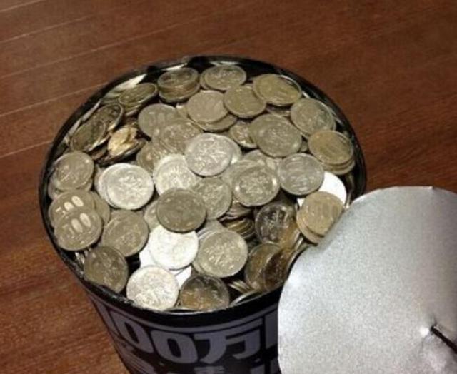 厉害了,小伙不知不觉中,存下了百万巨款,存钱罐重达18公斤