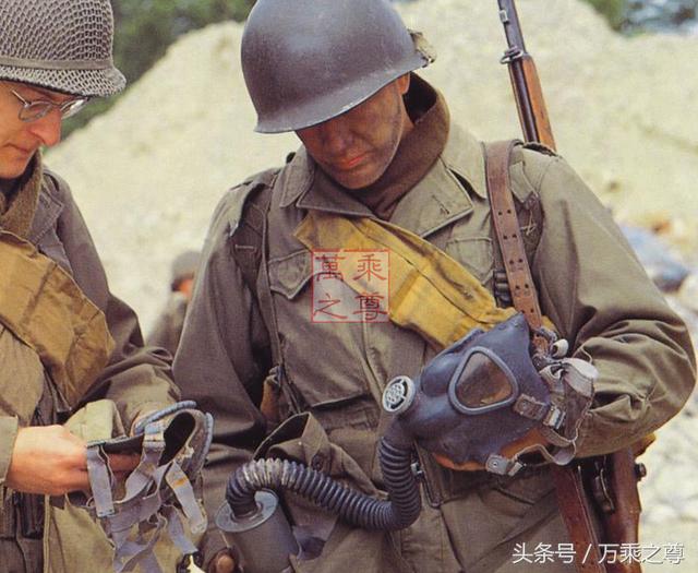 正文美军原品腕式指北针,同时也是伞兵的标准装备之一,在进行空降行动