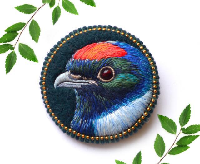 波兰艺术家paulina bartnik手工制作了美丽而独特的刺绣胸针,其刺绣技