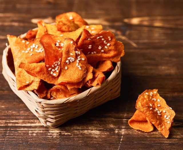 红薯做的薯片,你应该不没有吃过,边看电影边吃就更美味!