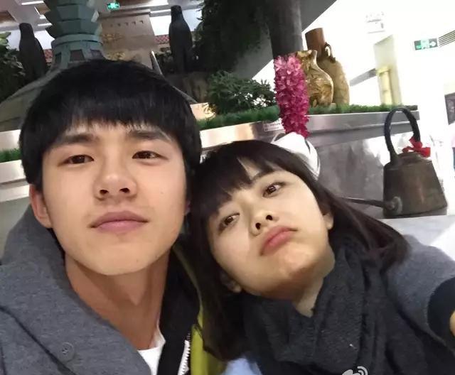 刘昊然与人合影距离控制严格,唯独她们俩特别对待