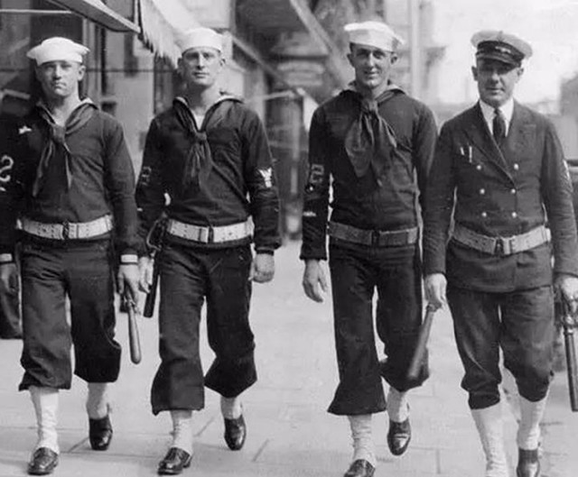 五,民国老照片:1927年上海大街上手持警棍的美国海军,一幅耀武扬威的