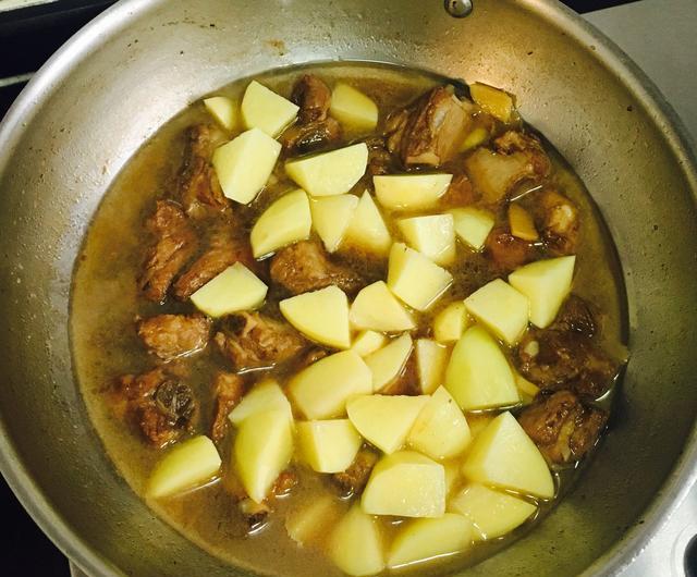 排骨,土豆,酸菜怎样做才好吃?排骨土豆烩酸菜的家常做法