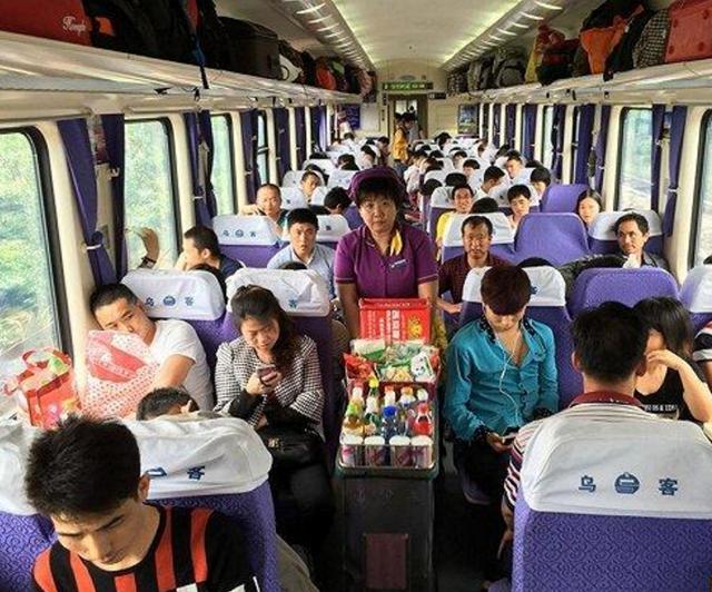 无比眷恋车外的饮料,每次在车厢里感到闷热,又只能喝上火车上的开水时