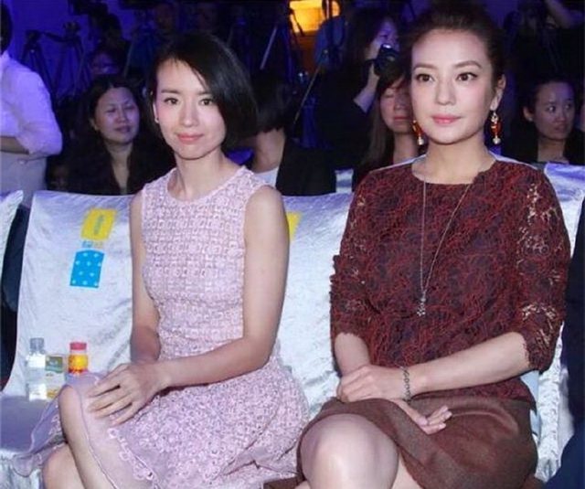 41岁赵薇和37岁董洁同坐,仅差4岁,网友:保养太重要了!