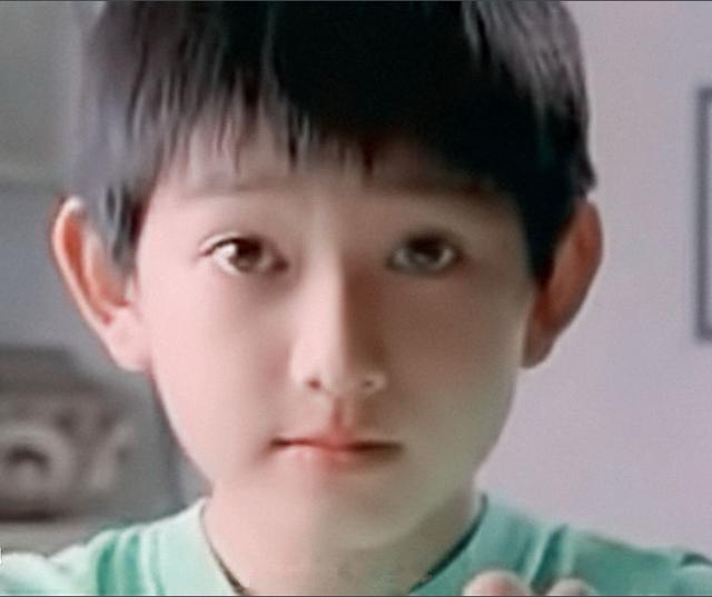 马可小时候就相貌不凡,像极小女孩稚嫩可爱,颜值在线不输王俊凯