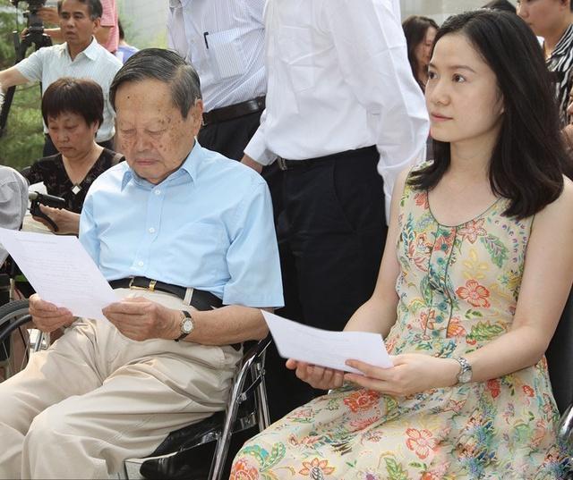 杨振宁翁帆手牵手逛街 神秘小孩随行(图)