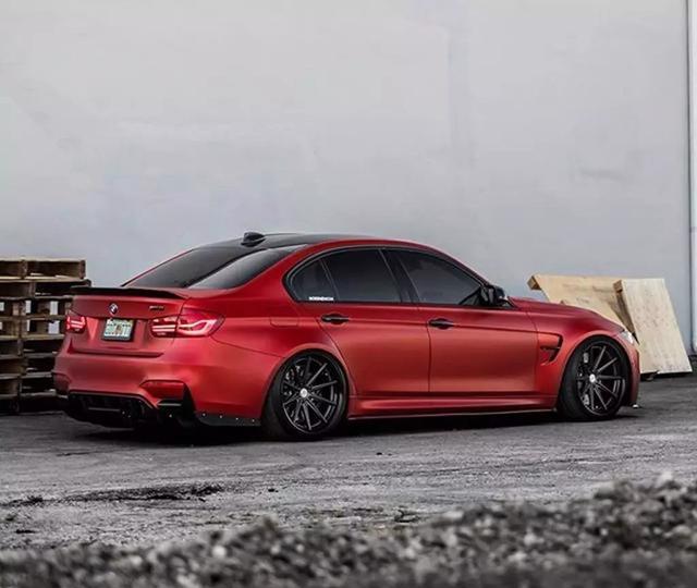 宝马m3改装车:混搭全碳纤维m2款包围,哑光红的颜色骚爆了!