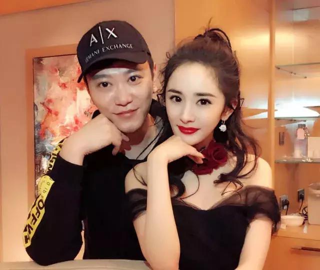 一男子频频晒与杨幂合影,而且动作还蛮亲密!网友:有点过分了!