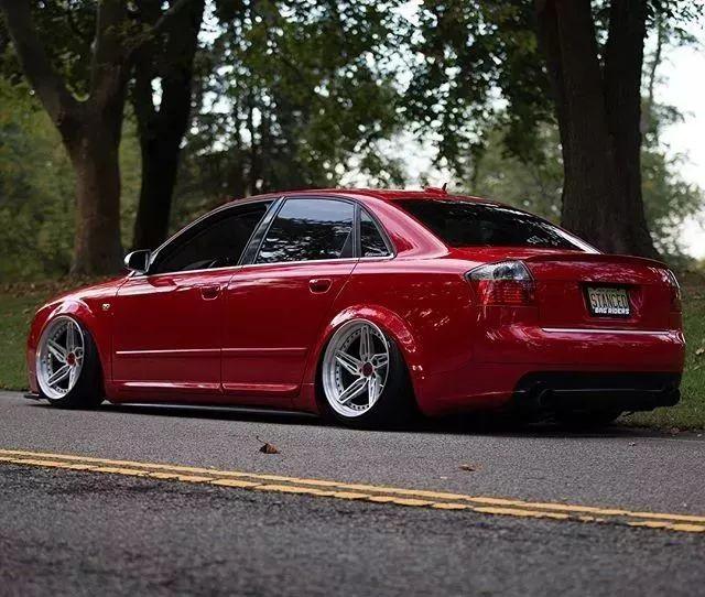 十多年的奥迪老a4青春常驻低趴姿态展现出迷人的韵味